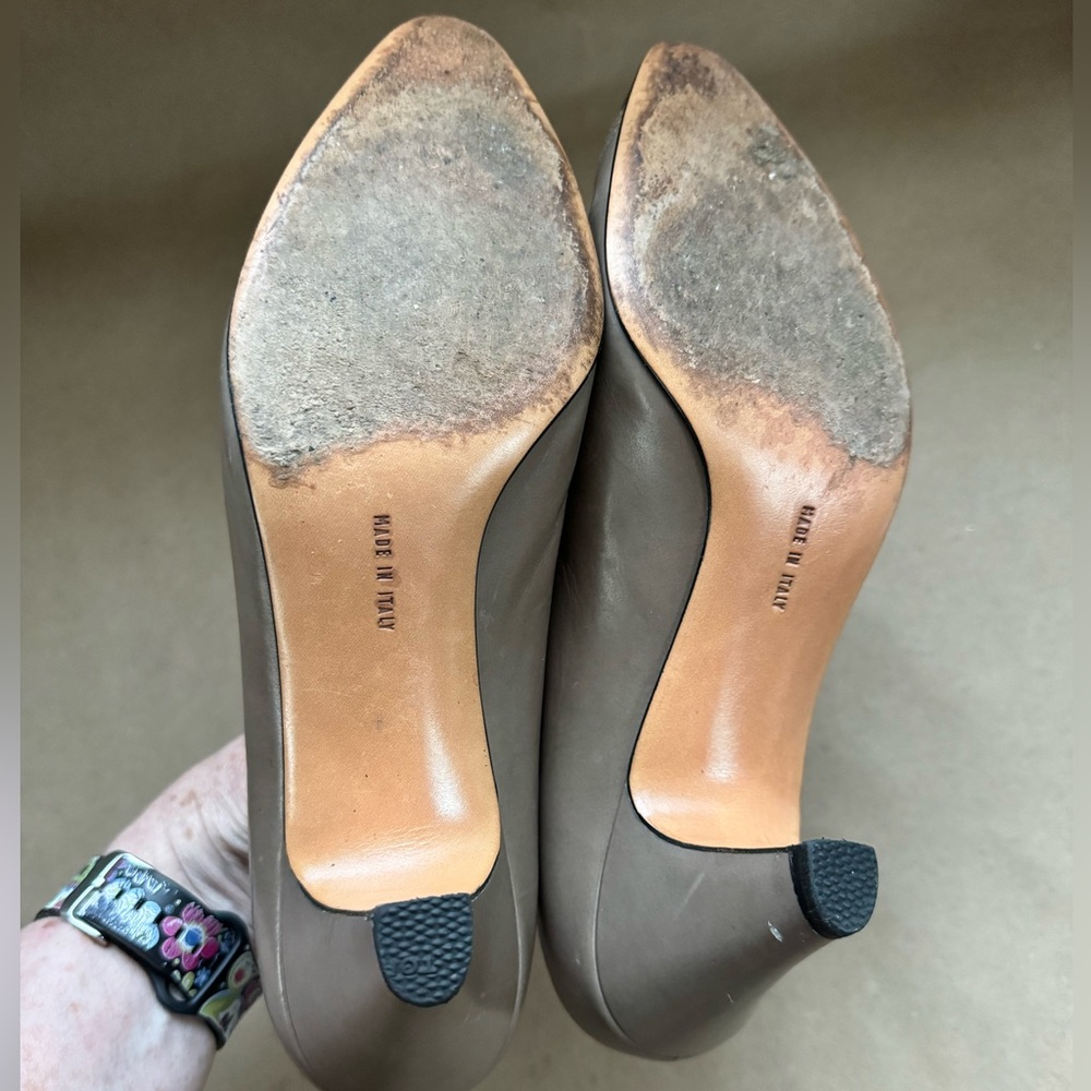 VTG Salvatore Ferragamo Two Tone Low Heel (2.5”) Pumps in Taupe & Metallic Toe 9 - Picture 7 of 13